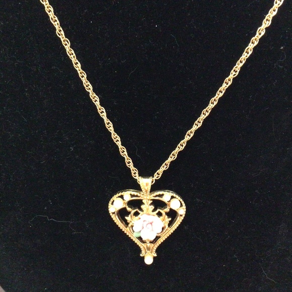 Vintage 1995 Avon ceramic rose on heart shape pendant with original chain - Picture 2 of 5